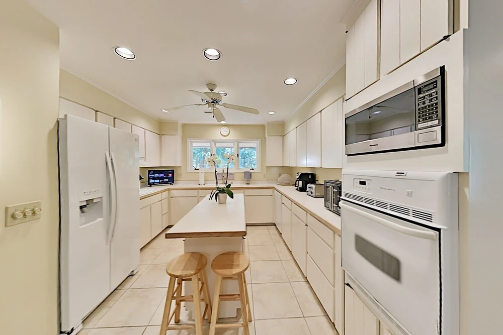 Five Oaks Coastal Cottage in Gated Seabrook Island home