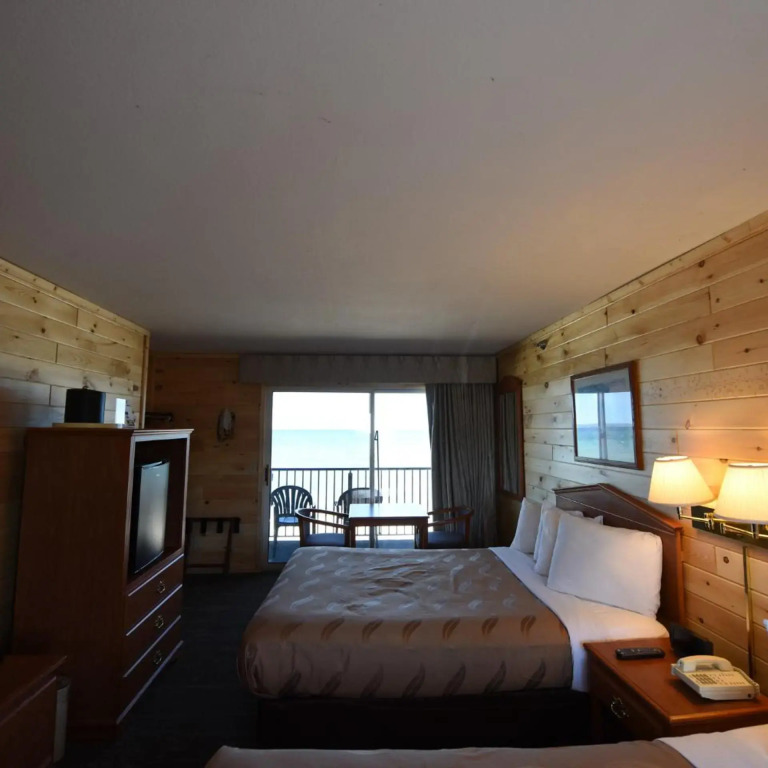 Quality Inn & Suites Mackinaw City Beachfront