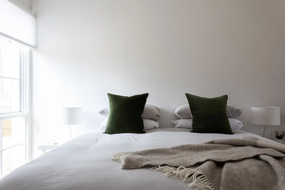 King Bed Studio in the Heart of Richmond