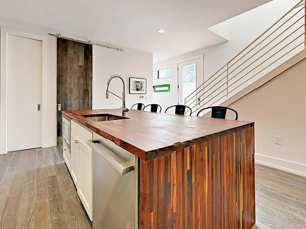 3br W/ Contemporary Kitchen, Patios 3 Bedroom Duplex