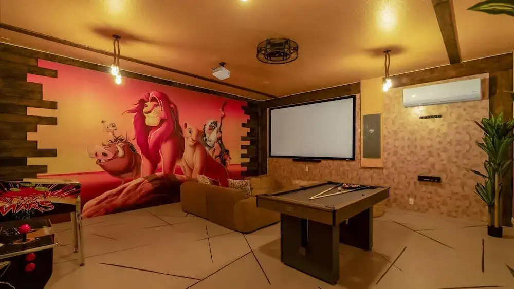 Upstay Family Home w Cinema, Pool & BBQ Clermont