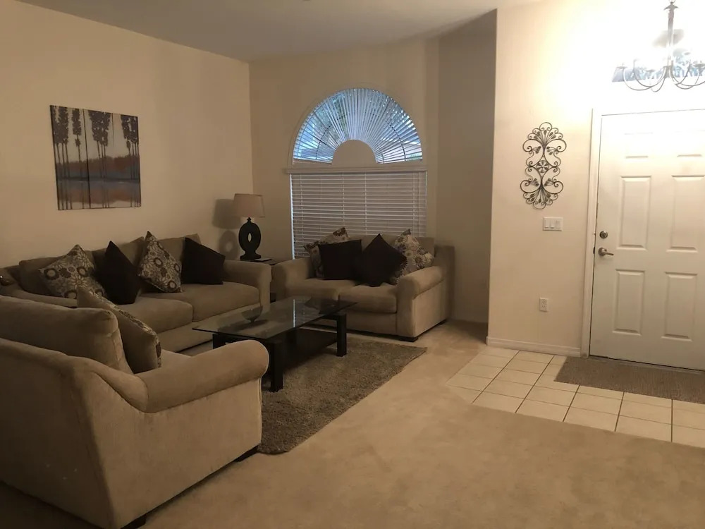 Gorgeous 5 Bed Home with Private Pool and Gamesroom in Disney Area
