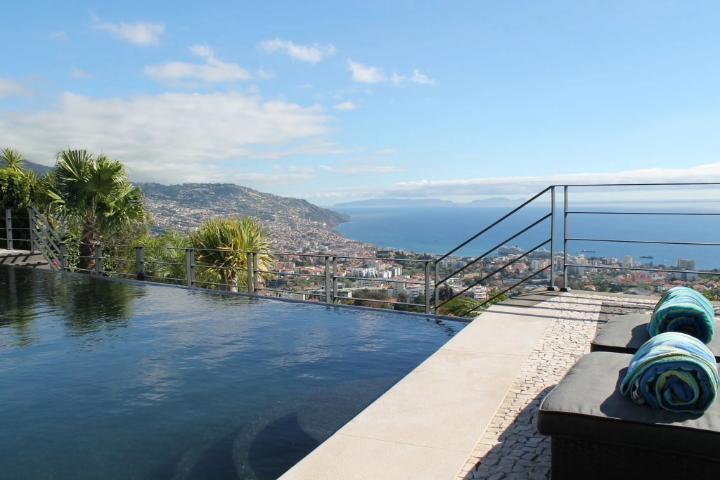 Fabulous villa, heated pool, games room, overlooking Funchal | Villa Luz