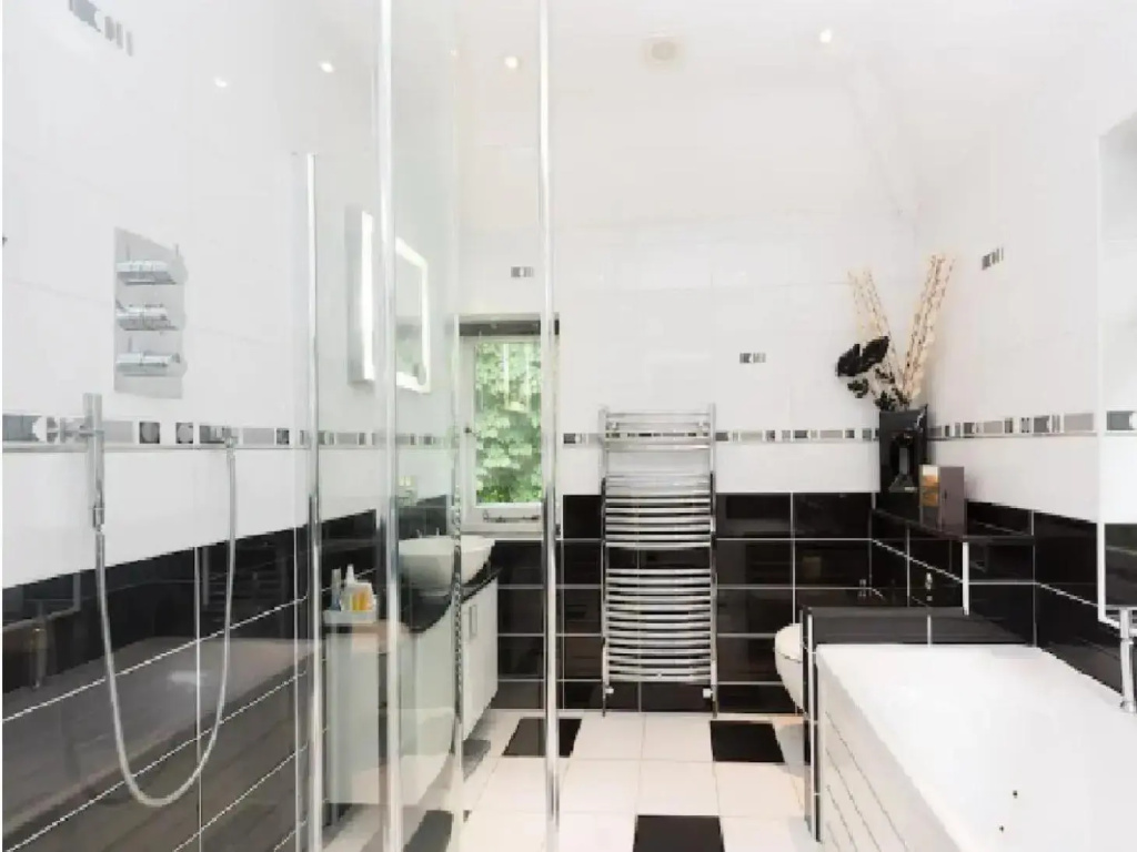Lovely Family home with Beautiful Large gardens dog friendly