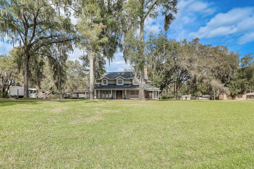 Private Pool & Lake Views: Family Home in Oxford