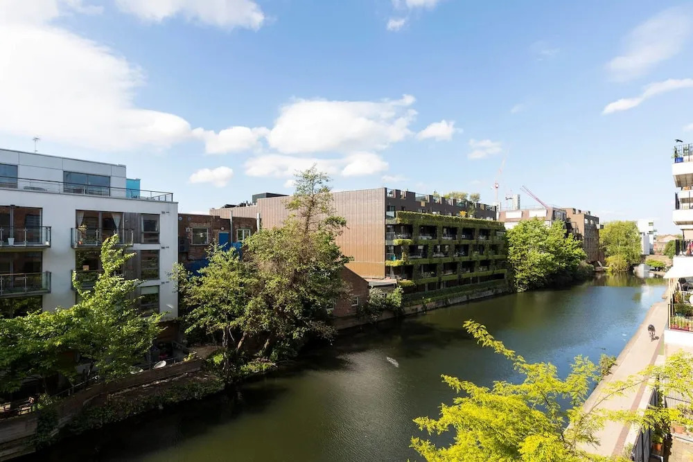 Stylish 2bed 2bath w/ Tasteful Decor & Canal Views