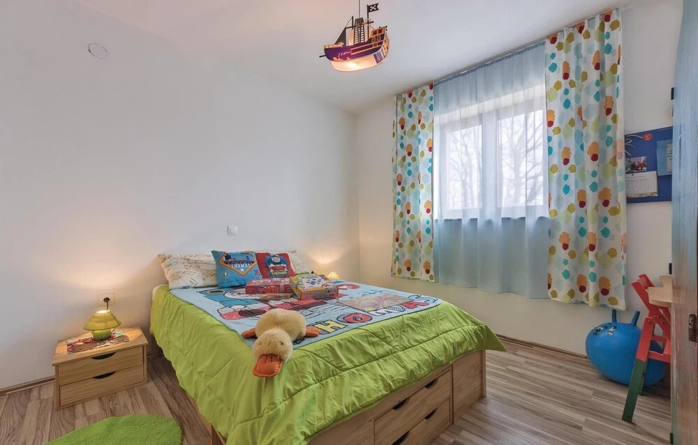 Three-Bedroom Holiday Home In Divsici