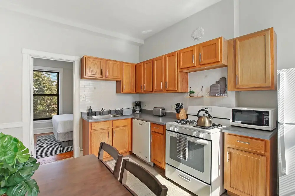 3BR Comfy & Bright Apt in North Center