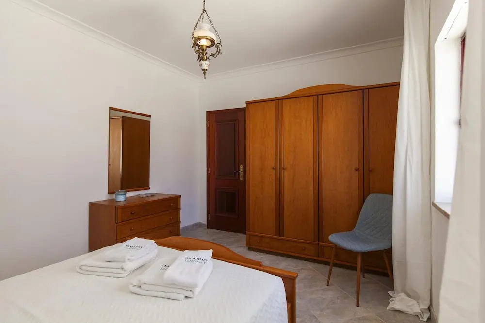 W 04 - Bedroom 4 in Topside Luz Guesthouse