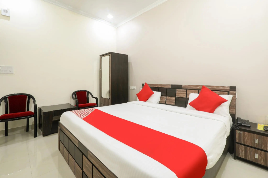 OYO 75810 Ronak Hotel