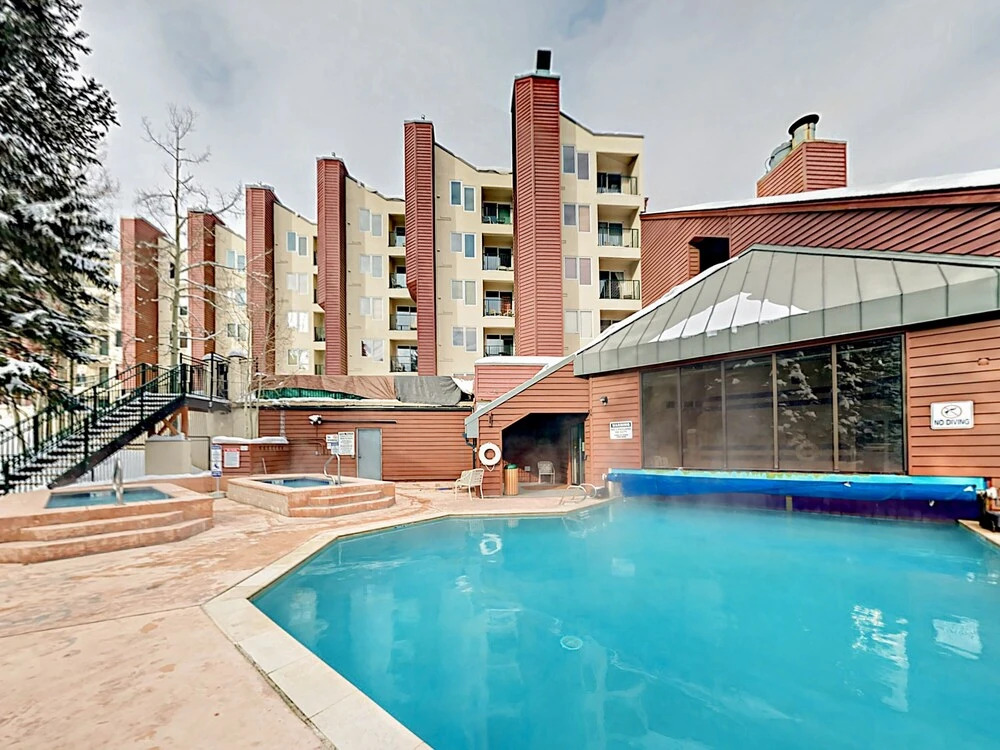 Sophisticated Ski-in/ski-out W/ Balcony & Fireplace 2 Bedroom Condo