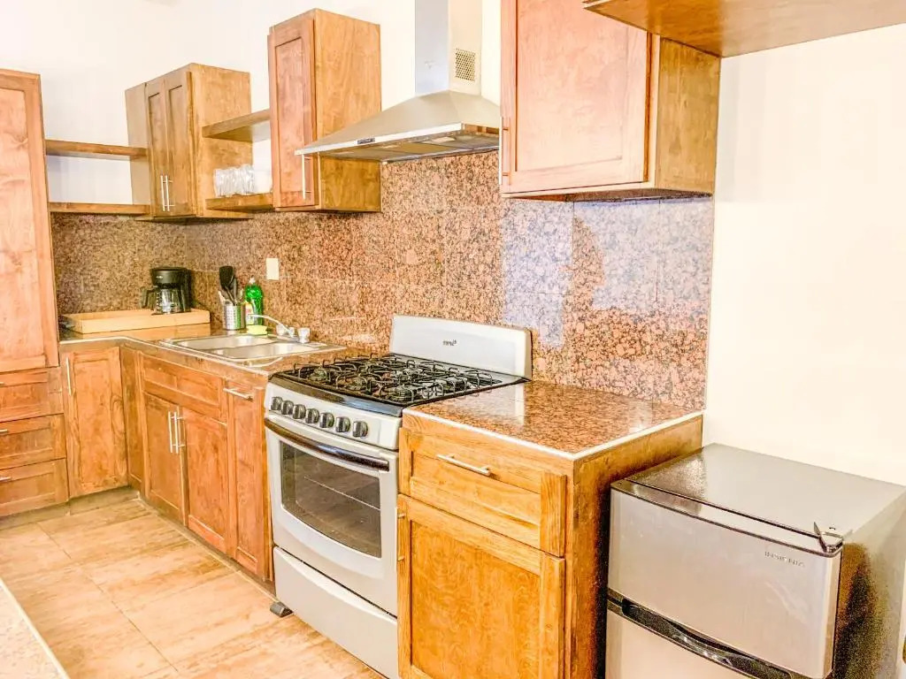 Beautiful 3 BDR 2,5 Bath- Steps from Beach w/PKG