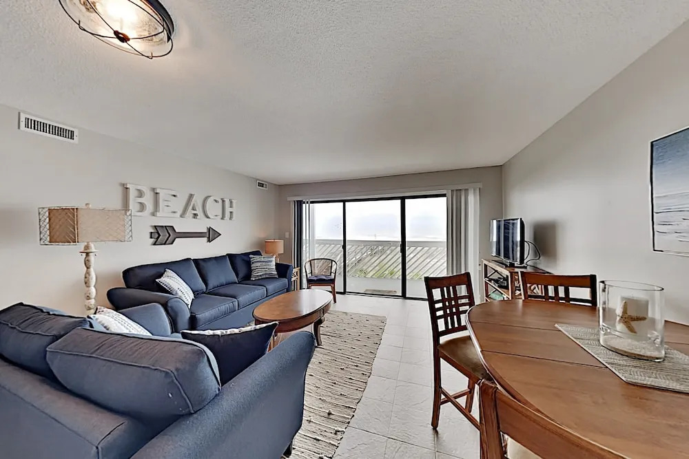 Beachfront W/ Pool: 1 Block To Main Street 3 Bedroom Condo