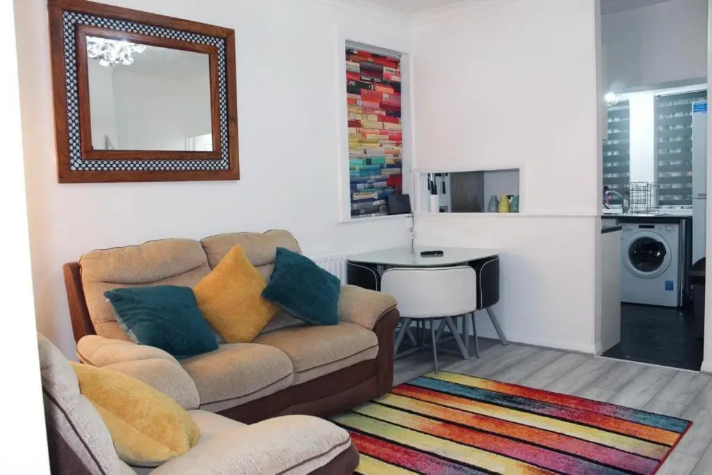 2 Bed 1st Floor Apartment-Own Entrance & Parking
