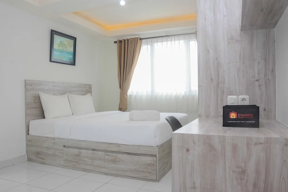 Comfy and Minimalist Studio at Amethyst Apartment