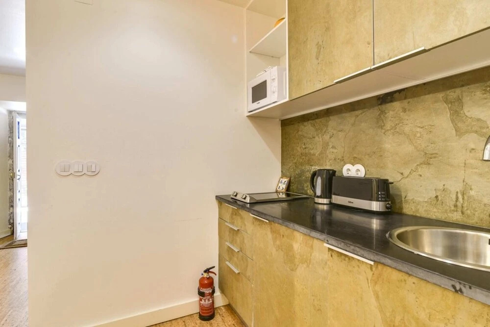 New Apartment With Easy Access in Traditional Area of Lisbon