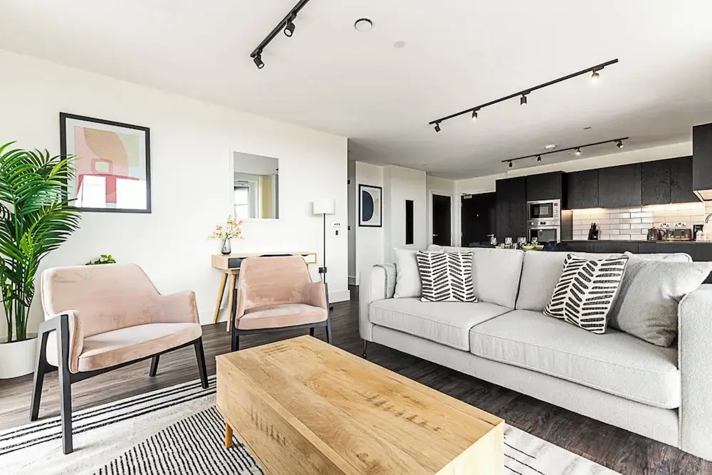 Chic and Sleek Sky-high Apartment