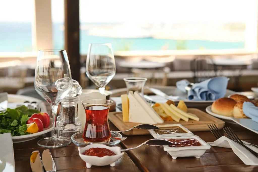 LAUR HOTELS Experience & Elegance