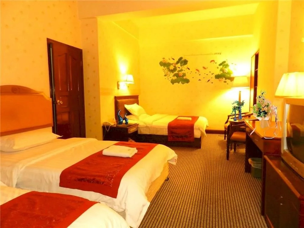 Kunming Jiaoyuan Hotel (Tongde Plaza Baiyun Road Subway Station)