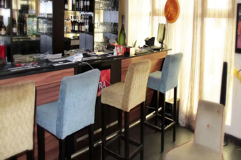 Lakeem Suites Adebola