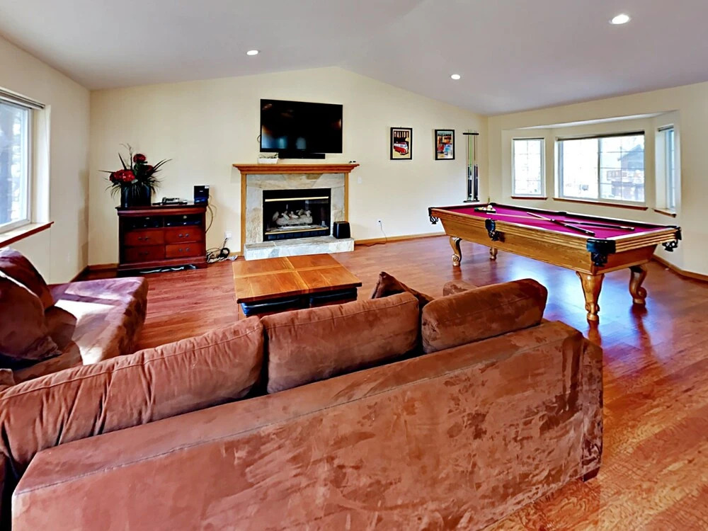 4BR South Tahoe Hot Tub Haven by RedAwning
