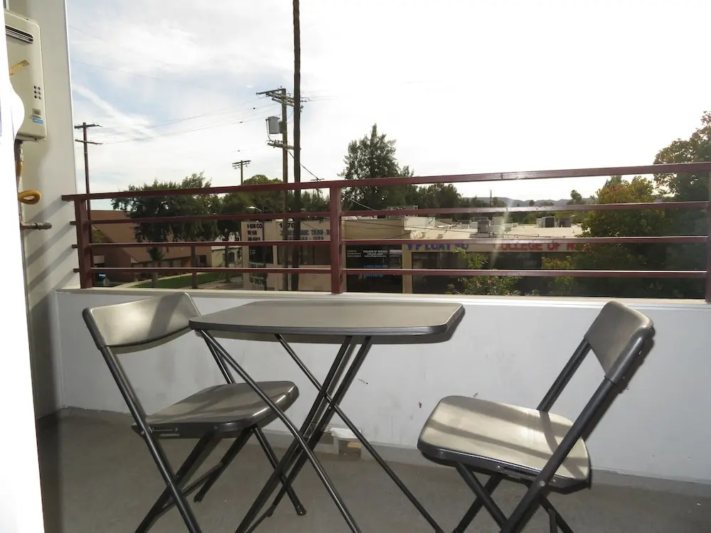 Fully Furnished Apartments near CSUN