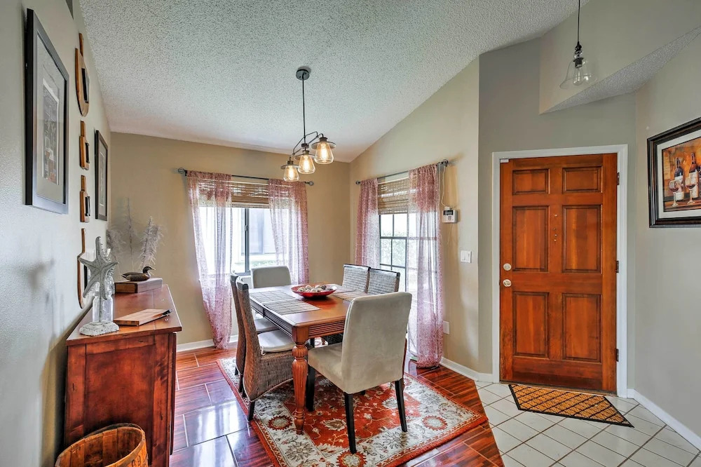 Lakefront Brandon Home w/ Patio & Screened Lanai!