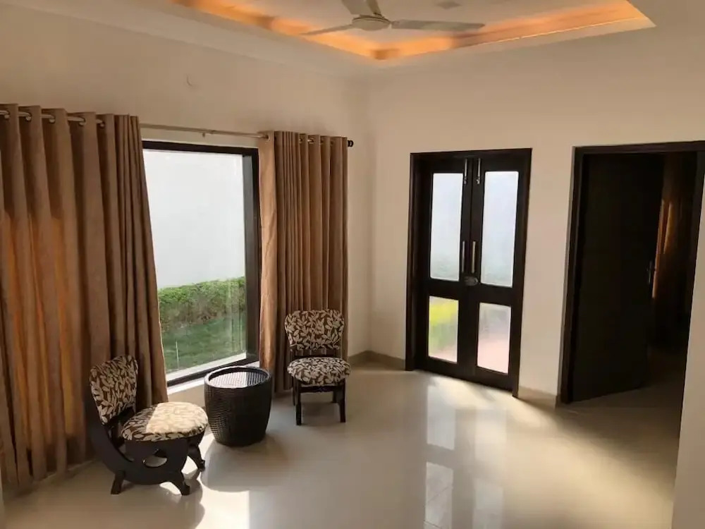 R Cottage Studio Apartments