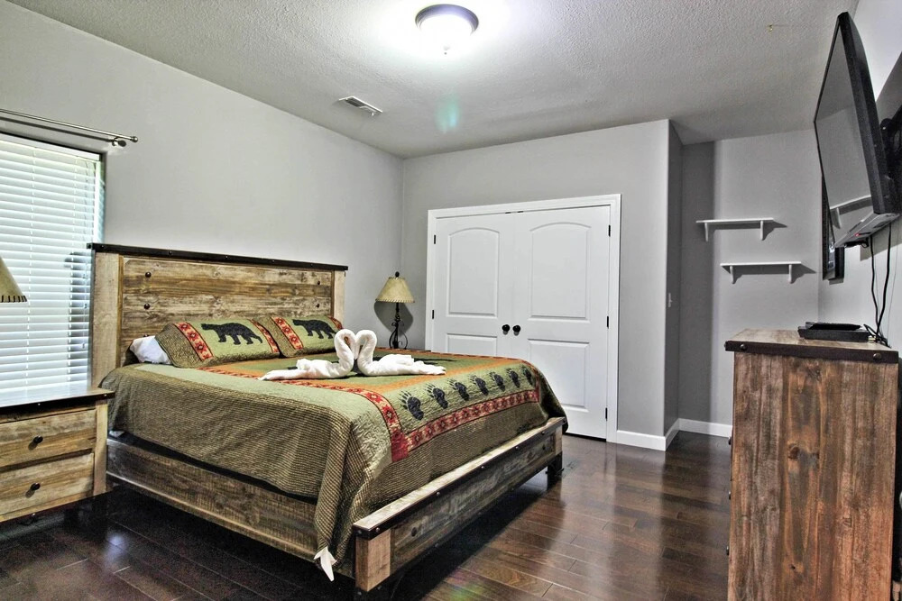 Hot Tub & Game Room! Group-ready Smokies Cabin
