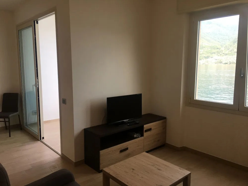 Infinity Luxury Apartment on the Lake