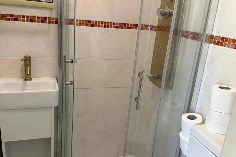 Studio - Parking - Garden - Wifi - Sleeps 2