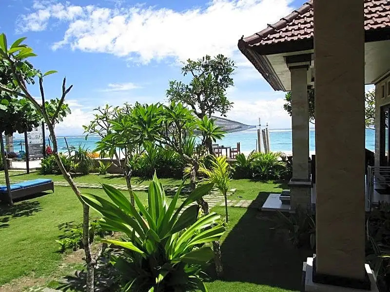 Yogi Beach Bungalow & Restaurant Lembongan