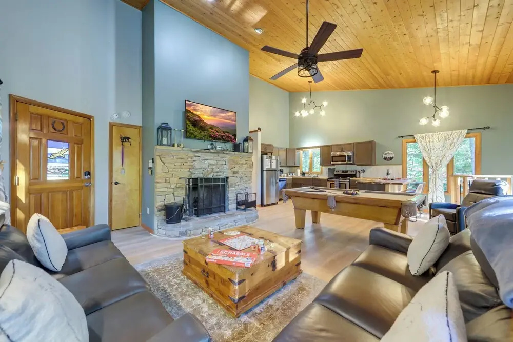 Hot Tub & Pet-Friendly! Gatlinburg Resort Cabin
