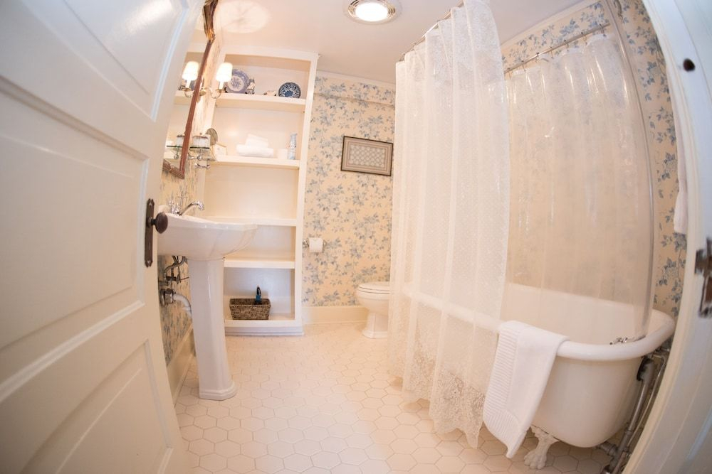 Pinecrest Bed & Breakfast