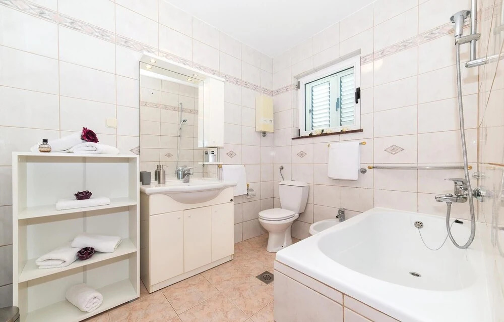 Four-Bedroom Holiday Home In Kastel Gomilica