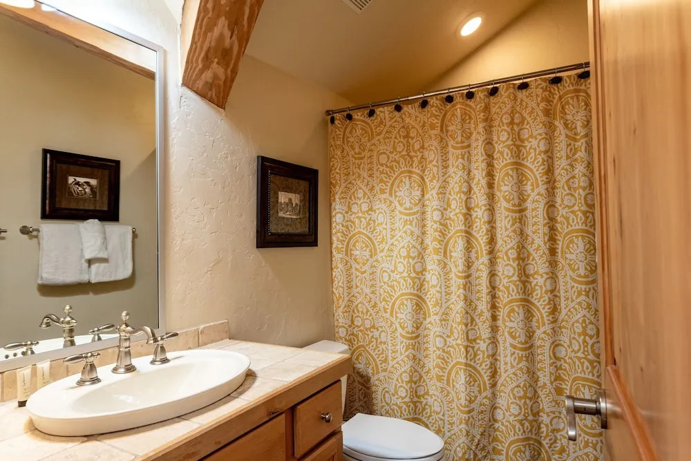 New Listing! Upscale W/ Private Hot Tub 5 Bedroom Townhouse