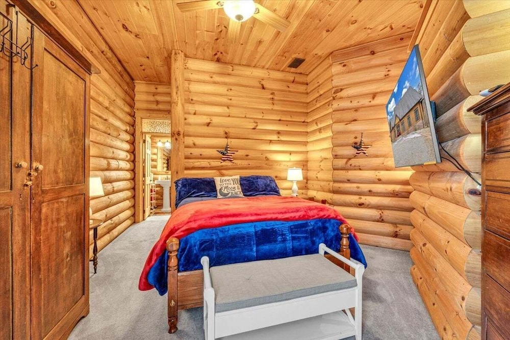 Liberty Pines - Lakefront Log Home, Swim Spa & Game Room