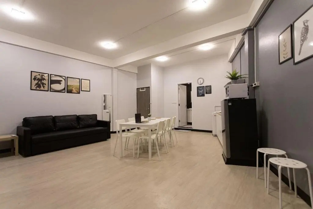 U2 Large 2 Bedrooms 100m to BTS station