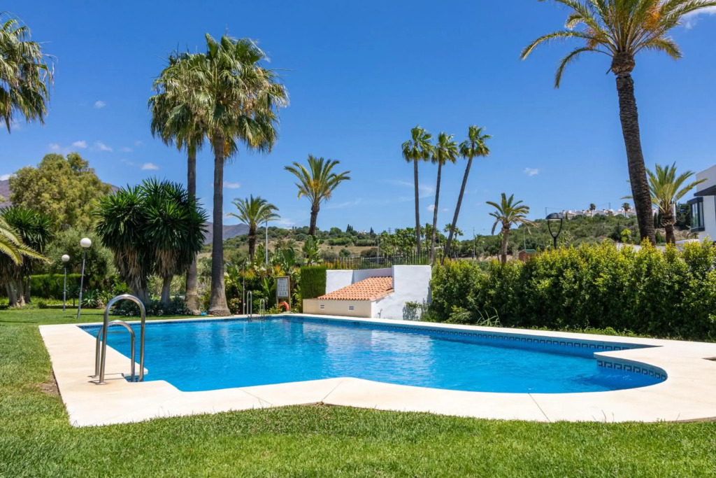 BEACHFRONT Spacious House with Pools, Bathtubs, Garden, Sea View