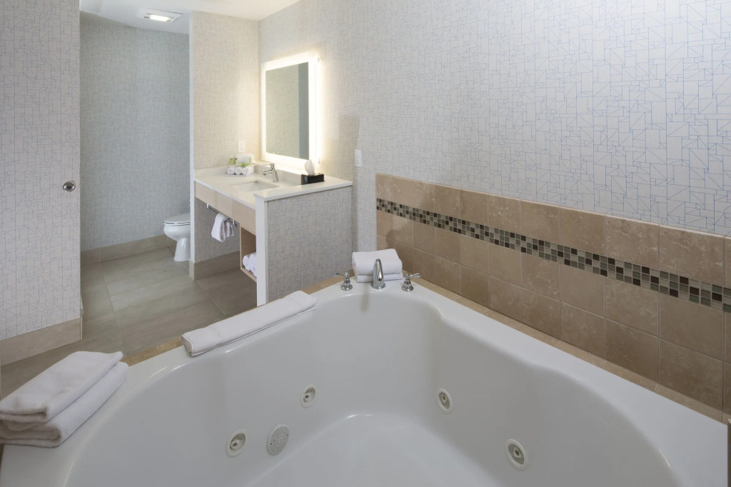 Holiday Inn Express & Suites Port Huron by IHG