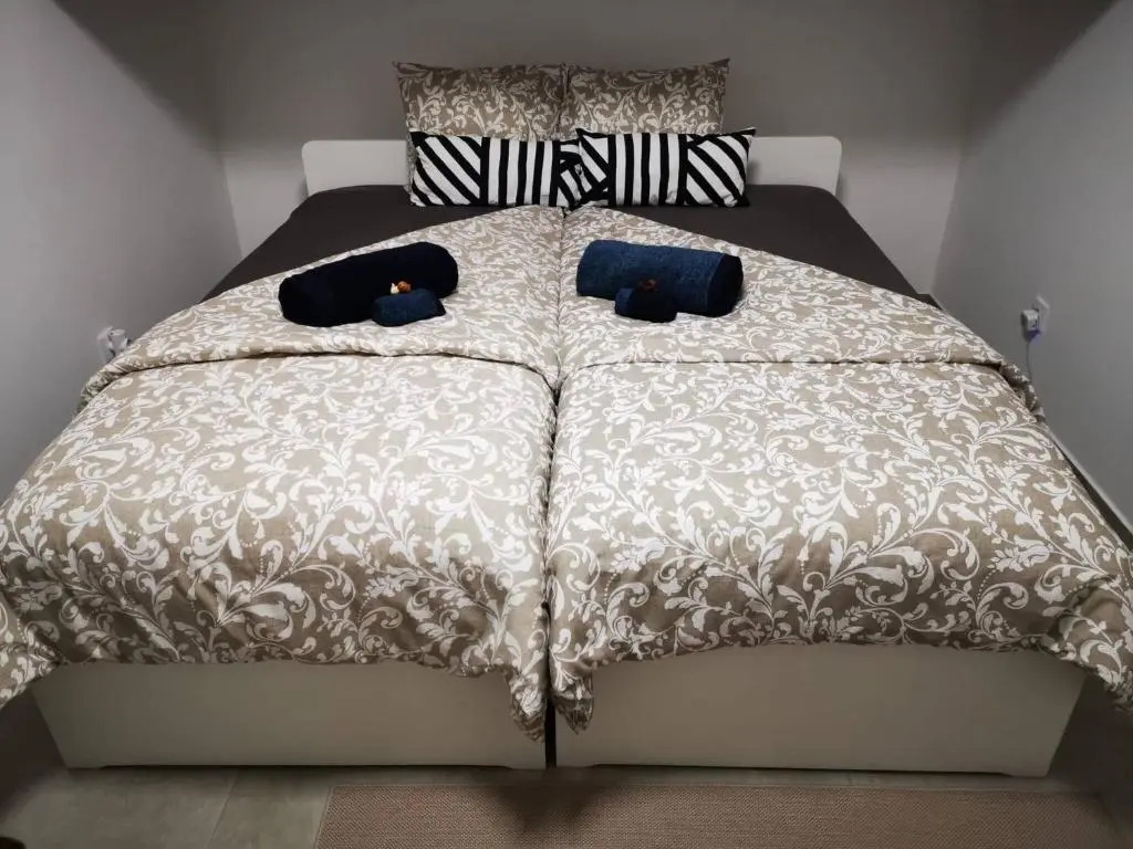 Private Couple Room On Caparica Poshtel