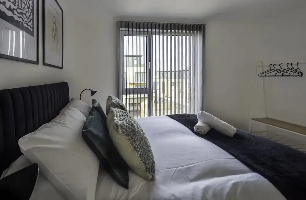 Stylish & Modern Flat 2 Min Walk To Ashford Outlet