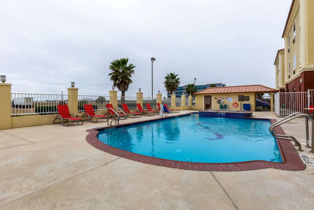 Comfort Suites Galveston Cruise Port Area - Beachside