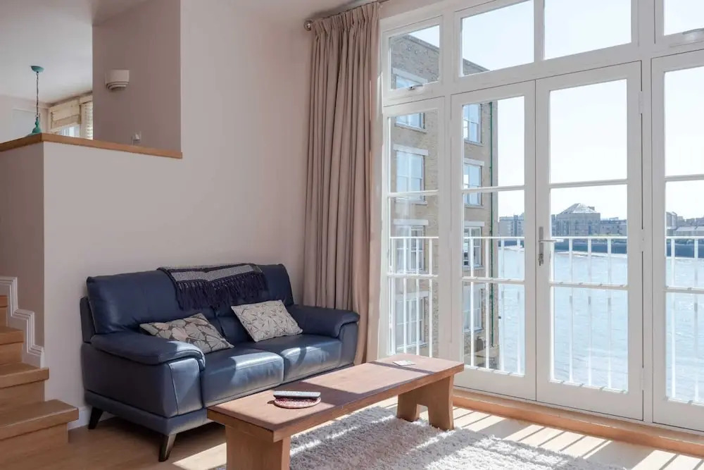 Large riverside 4BR apartment near Canary Wharf