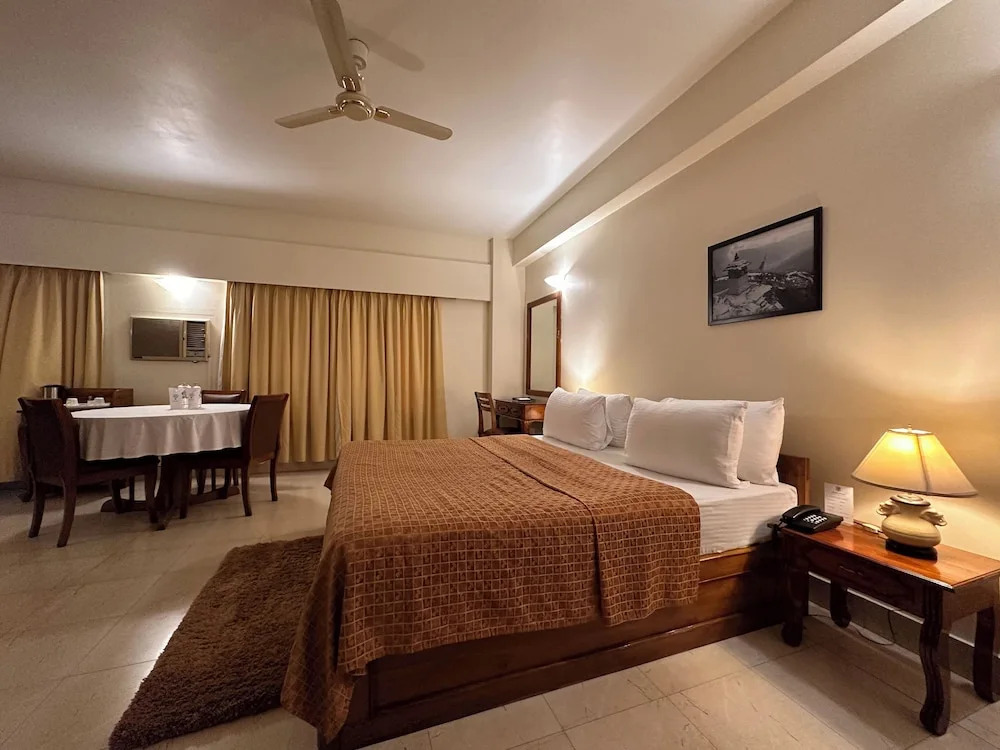 lhaki Hotel