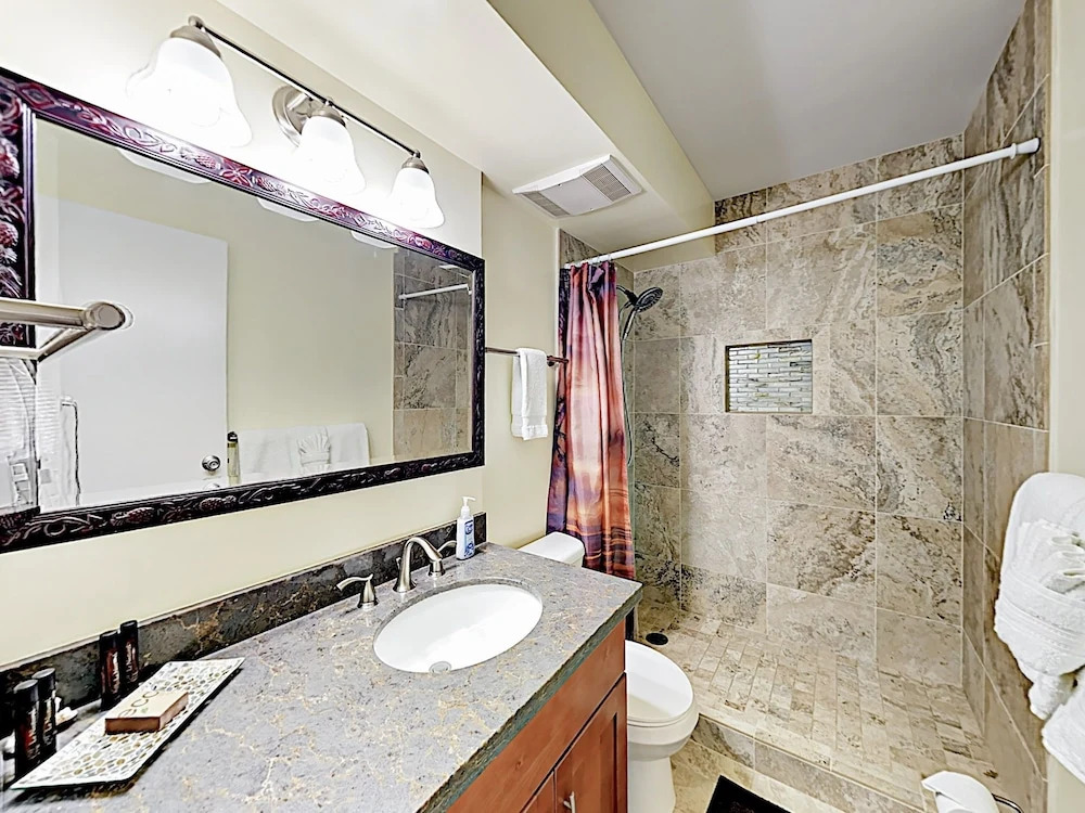 Sunny 1br W/ Pool & Balcony - Walk 5 Minutes To Beach 1 Bedroom Condo