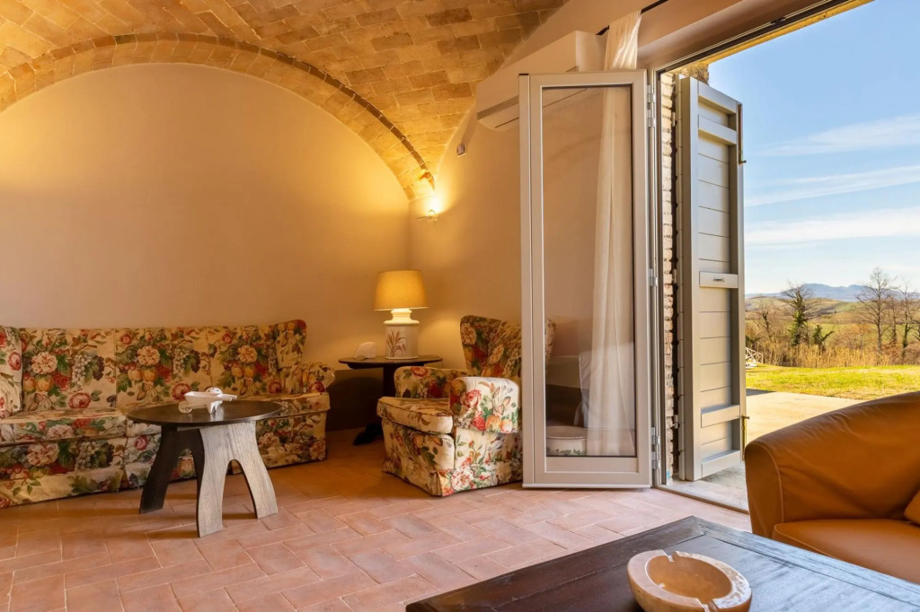 Podere Acqua Calda is an old stone farmhouse, recently renovated, located within walking distance fr-Podere Acqua Calda
