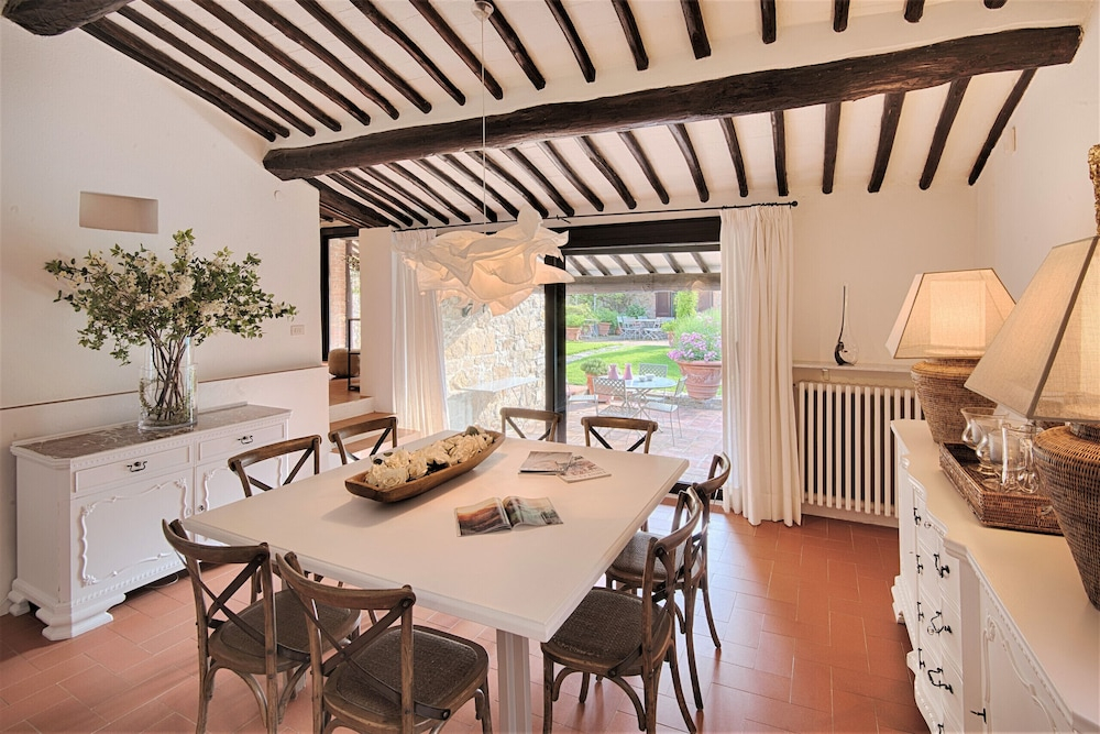 Villa in Castellina w. Pool, Garden & Winery