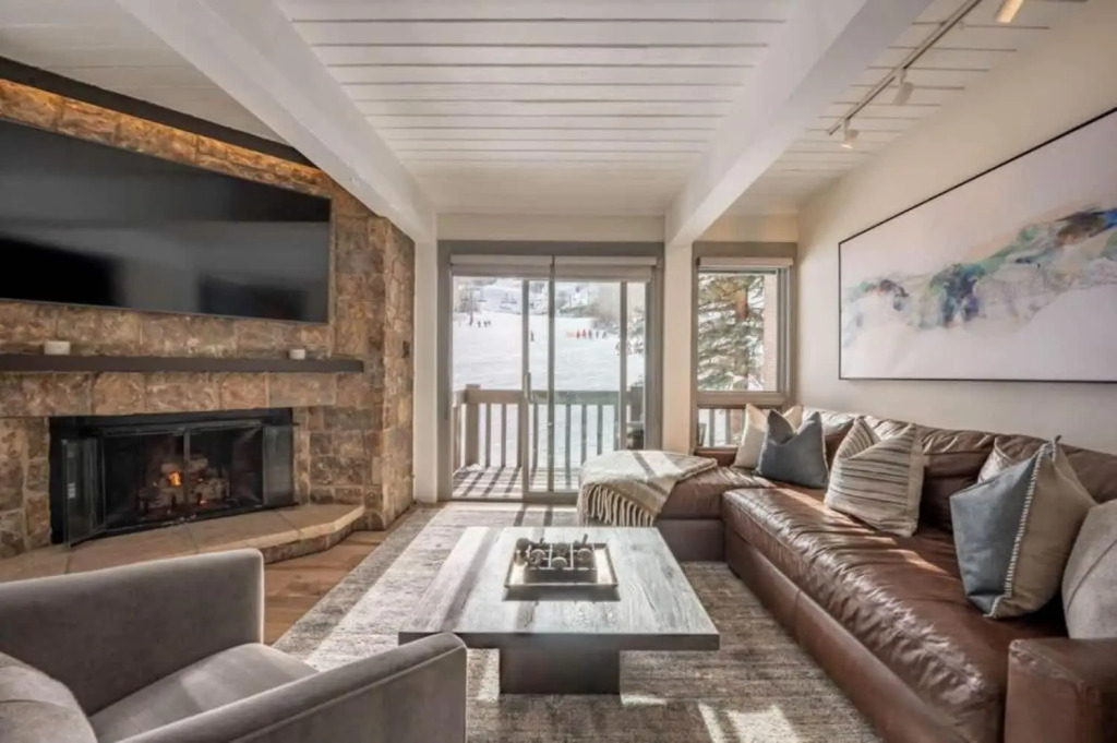 True Ski-In Ski-Out 2 BR Condo with Hot Tub