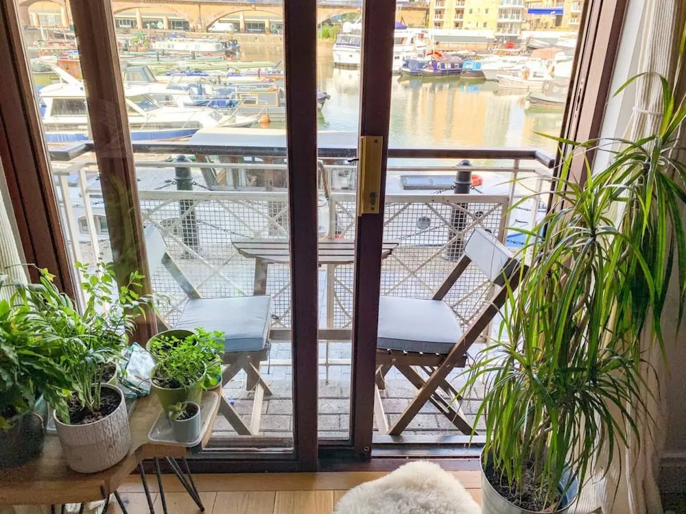 Modern 1 Bedroom Apartment With Balconies And Marina Views